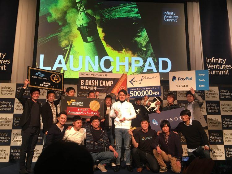 Startups, judges, sponsors, and hosts of Infinity Ventures Summit LaunchPad. The winner, Takayuki Aoki, CEO of Sorabito, is in the center.