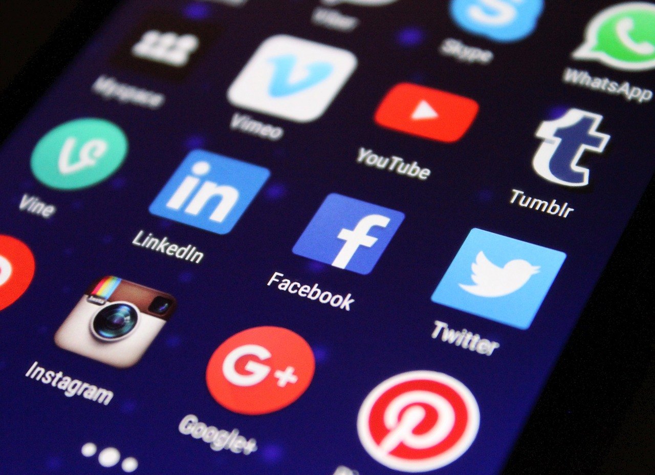 Top 8 hottest social media marketing trends in 2017 (Infographic)