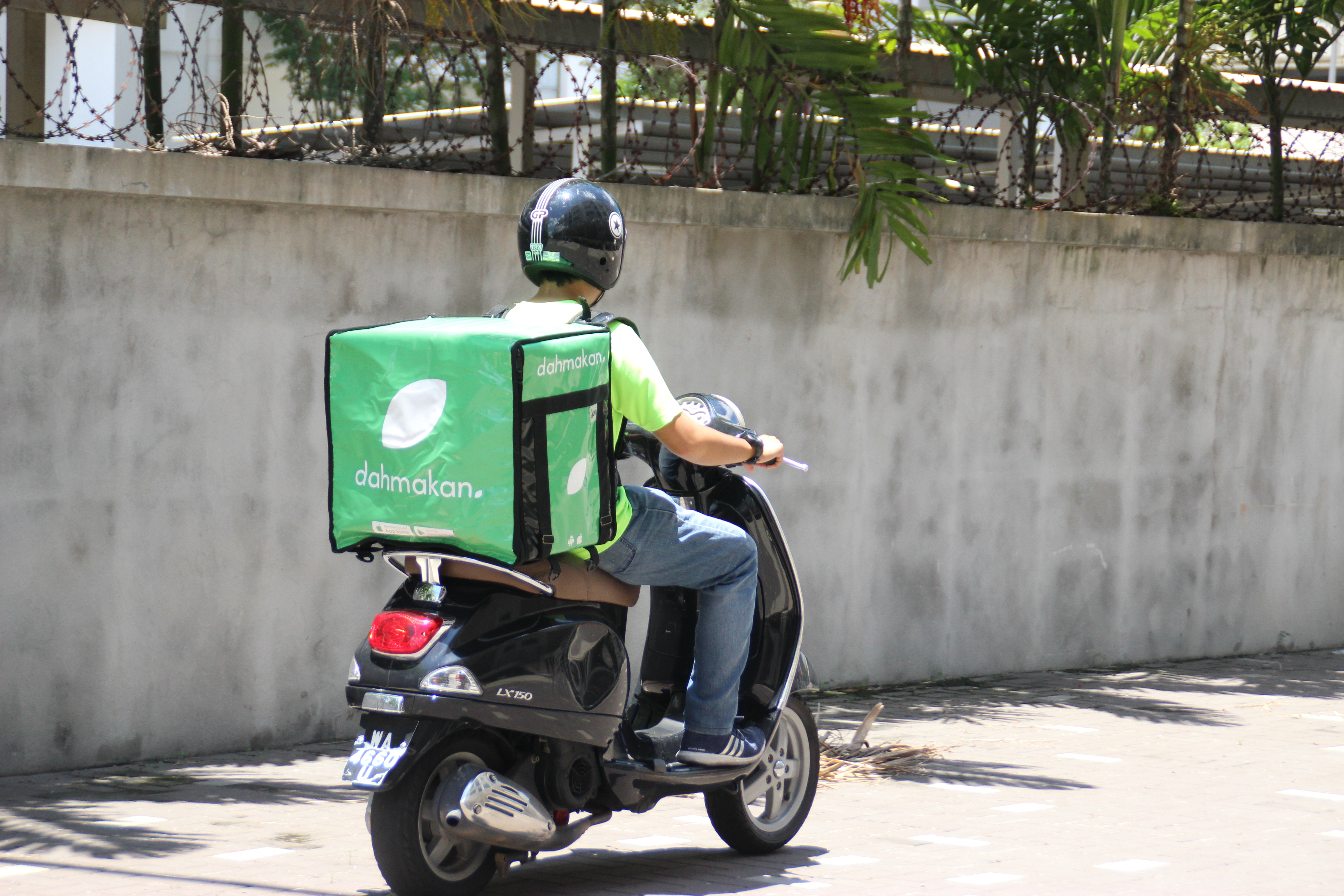 Dahmakan delivery driver