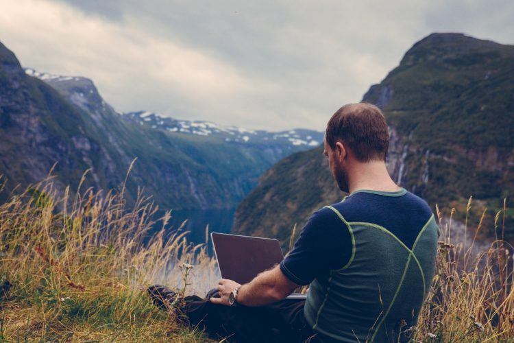 guy-laptop-mountain