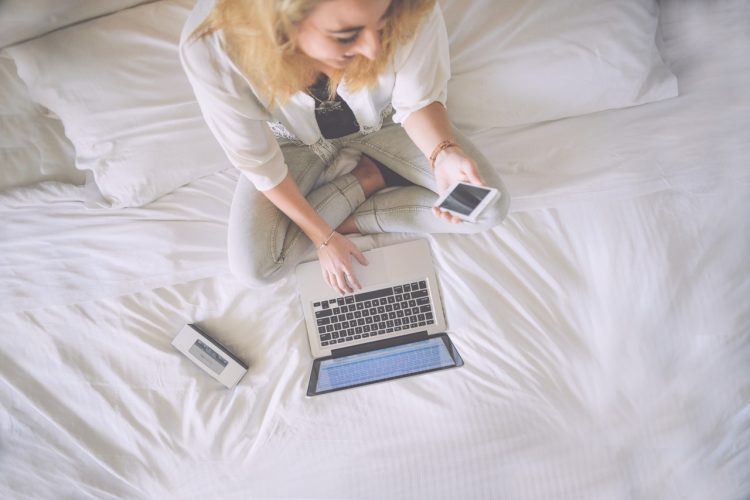 freelancer-working-bed