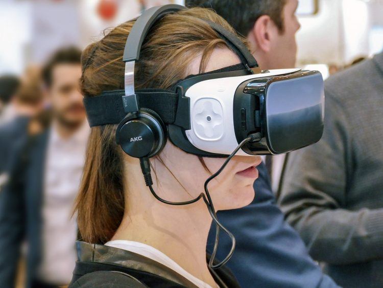vr-headset-woman