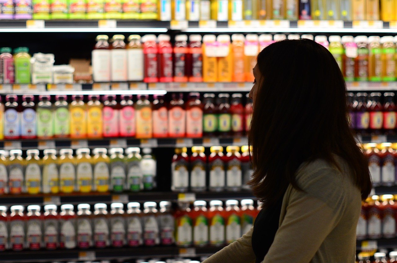 girl-grocery-shopping