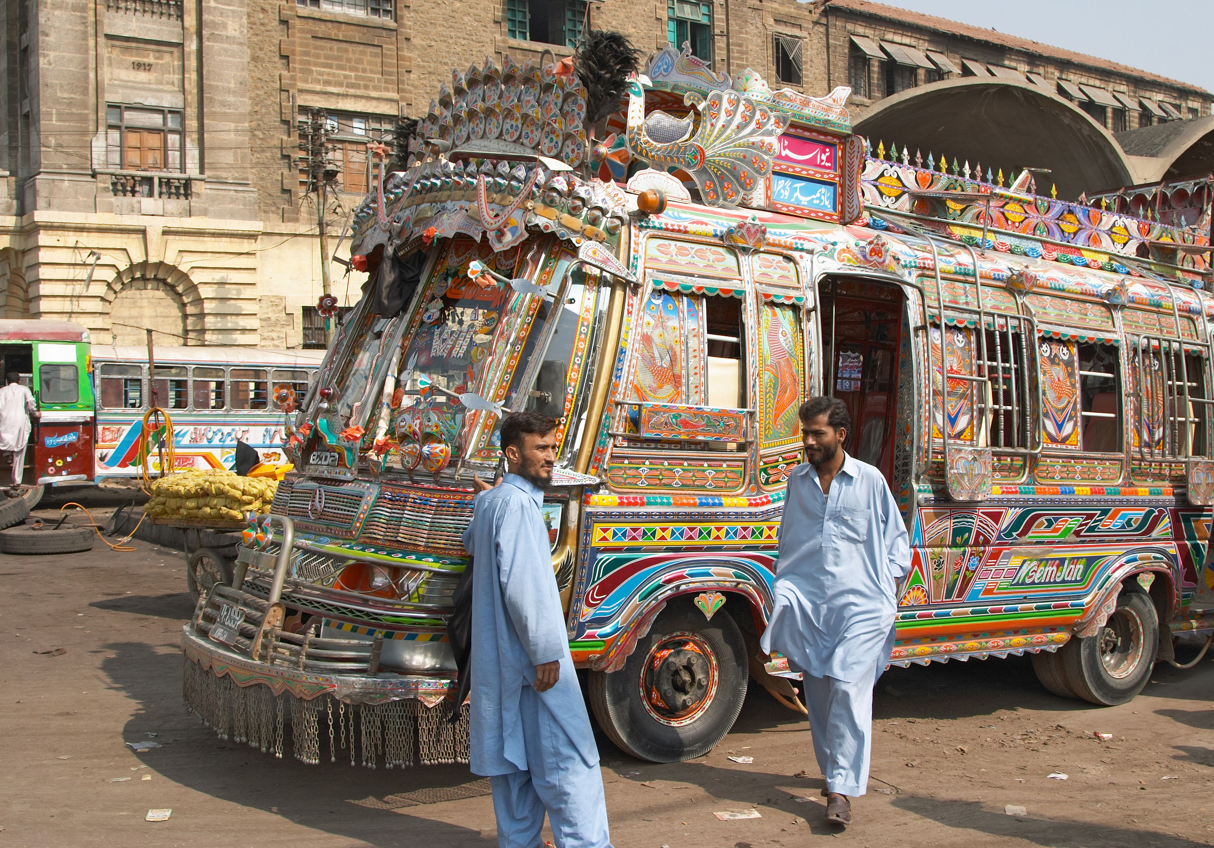 pakistan travel bus