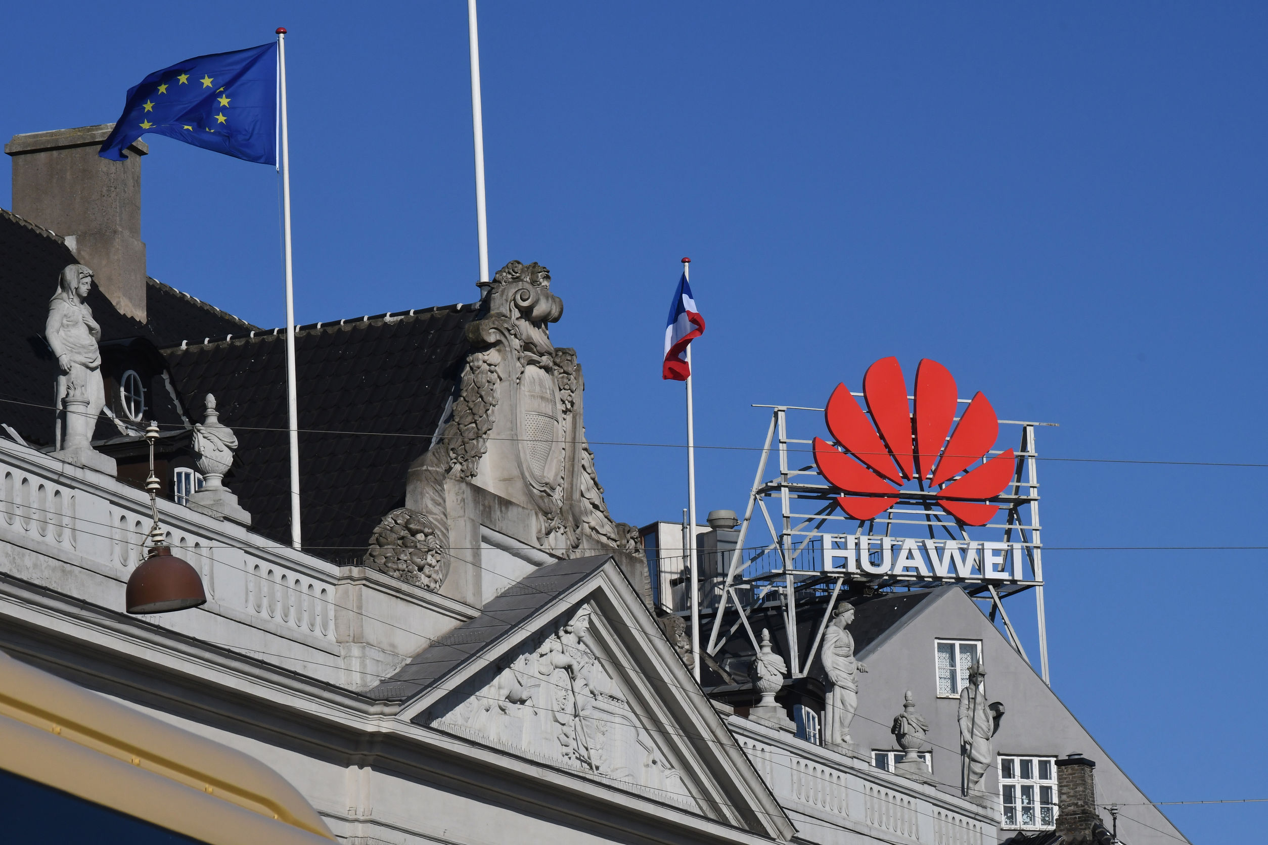 Huawei said to be in talks with banks to raise $2b
