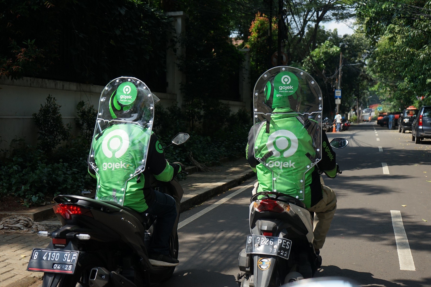 Car with Gojek logo spotted in Malaysia thumbnail
