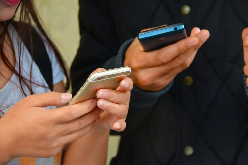 people-texting