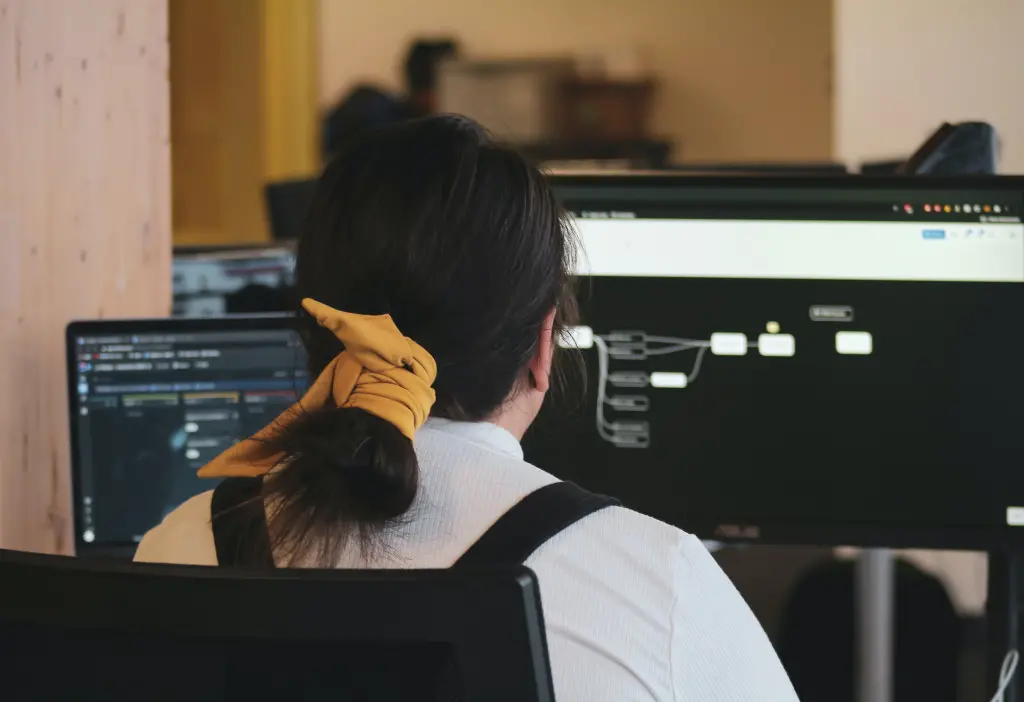 Tech in Asia_Girl using computer_Sigmund_Unsplash