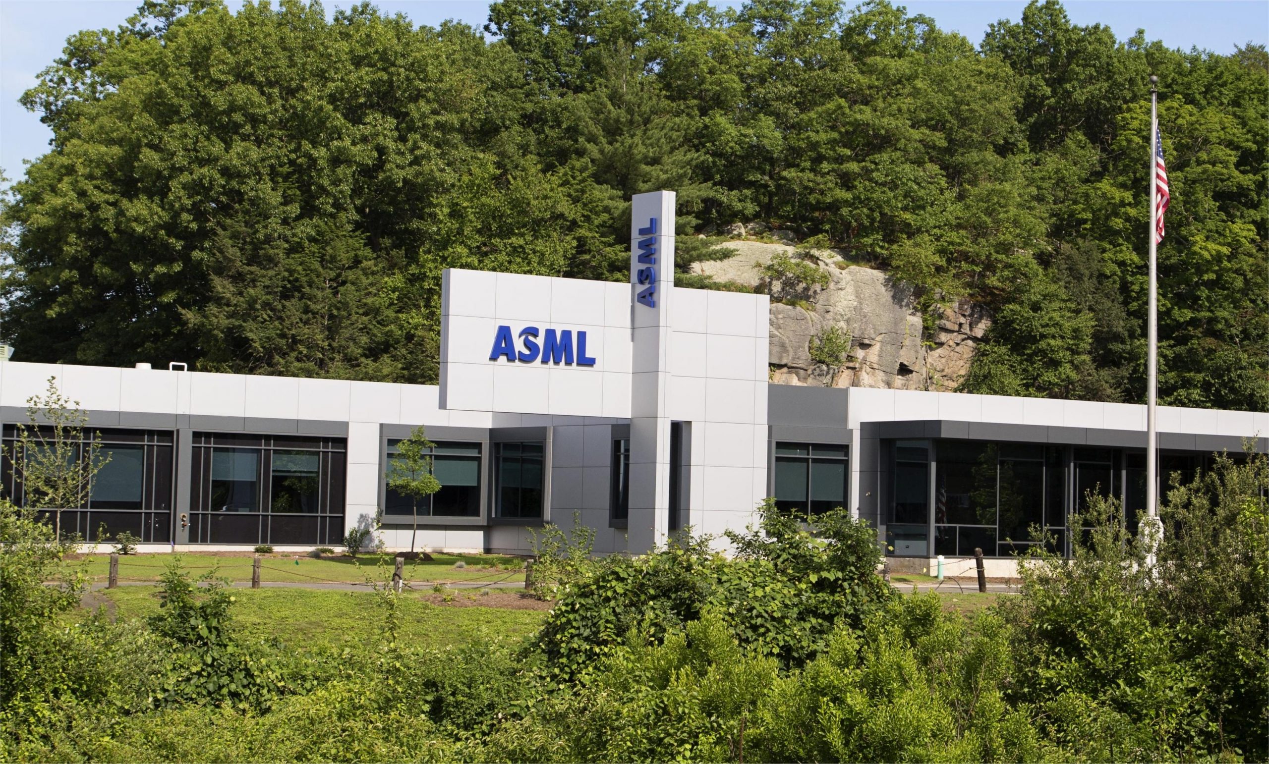 ASML shares fall on weak Q2 outlook