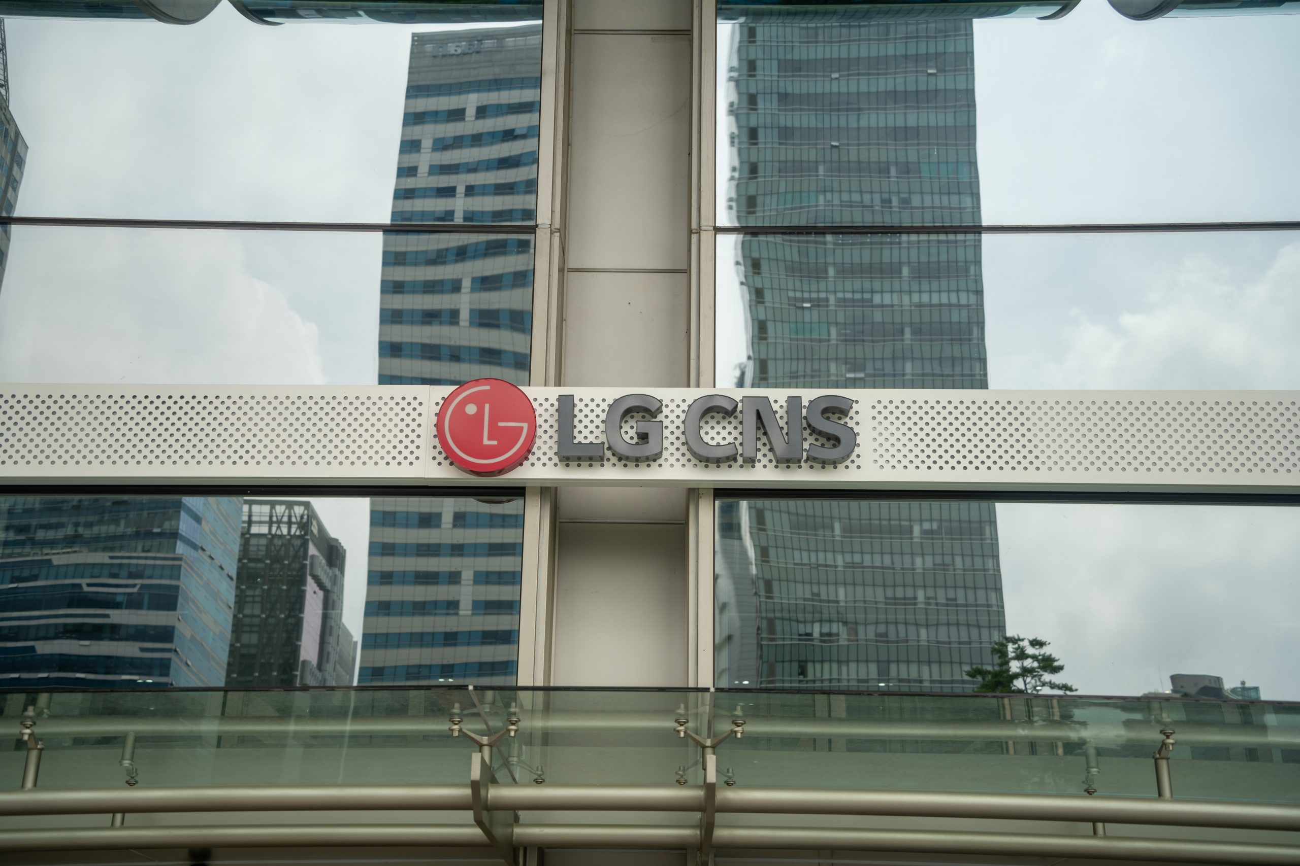 LG to deploy former Google CEO-backed Genesis AI robot