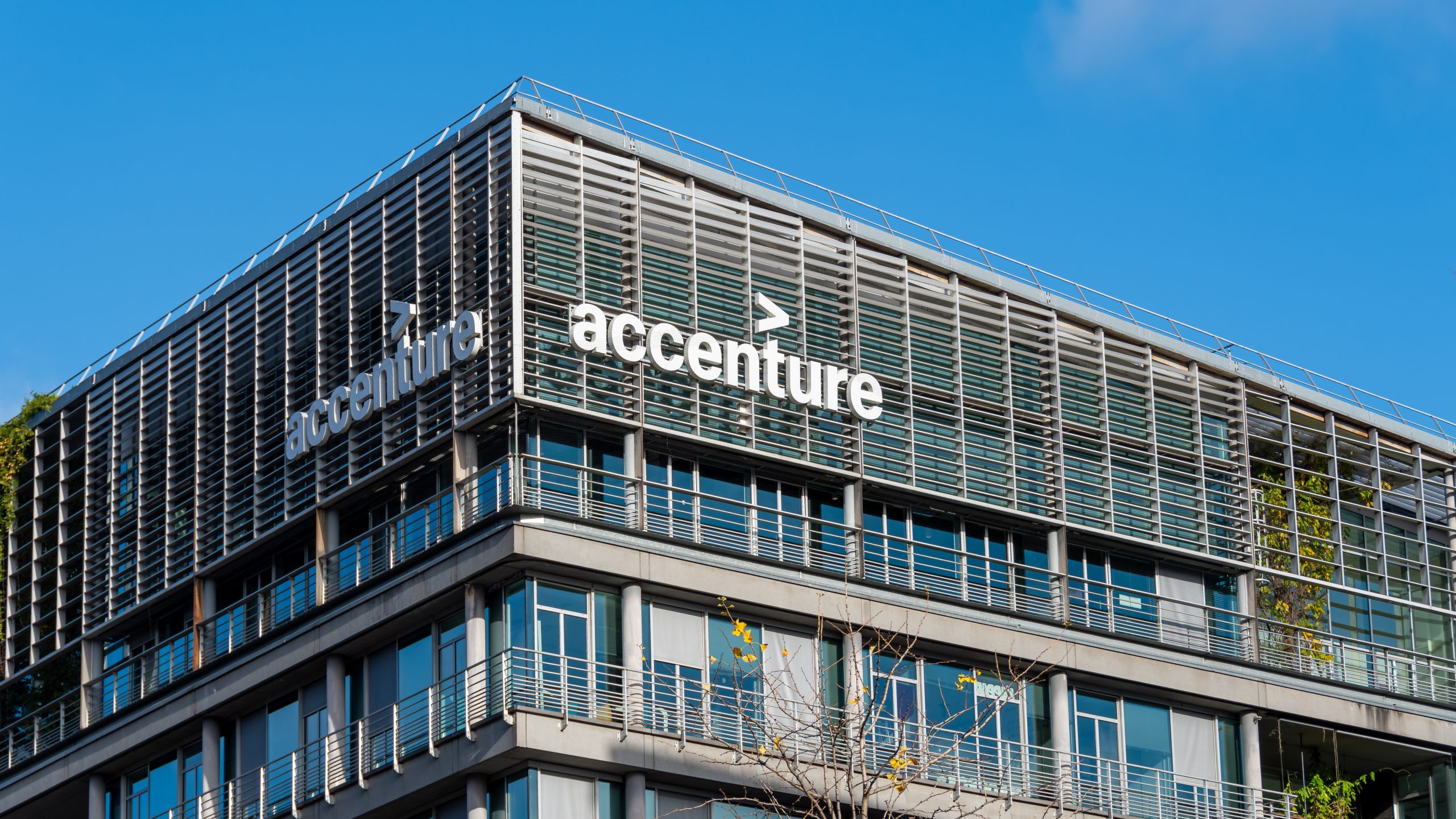 Accenture tempers outlook, Indian IT stocks fall