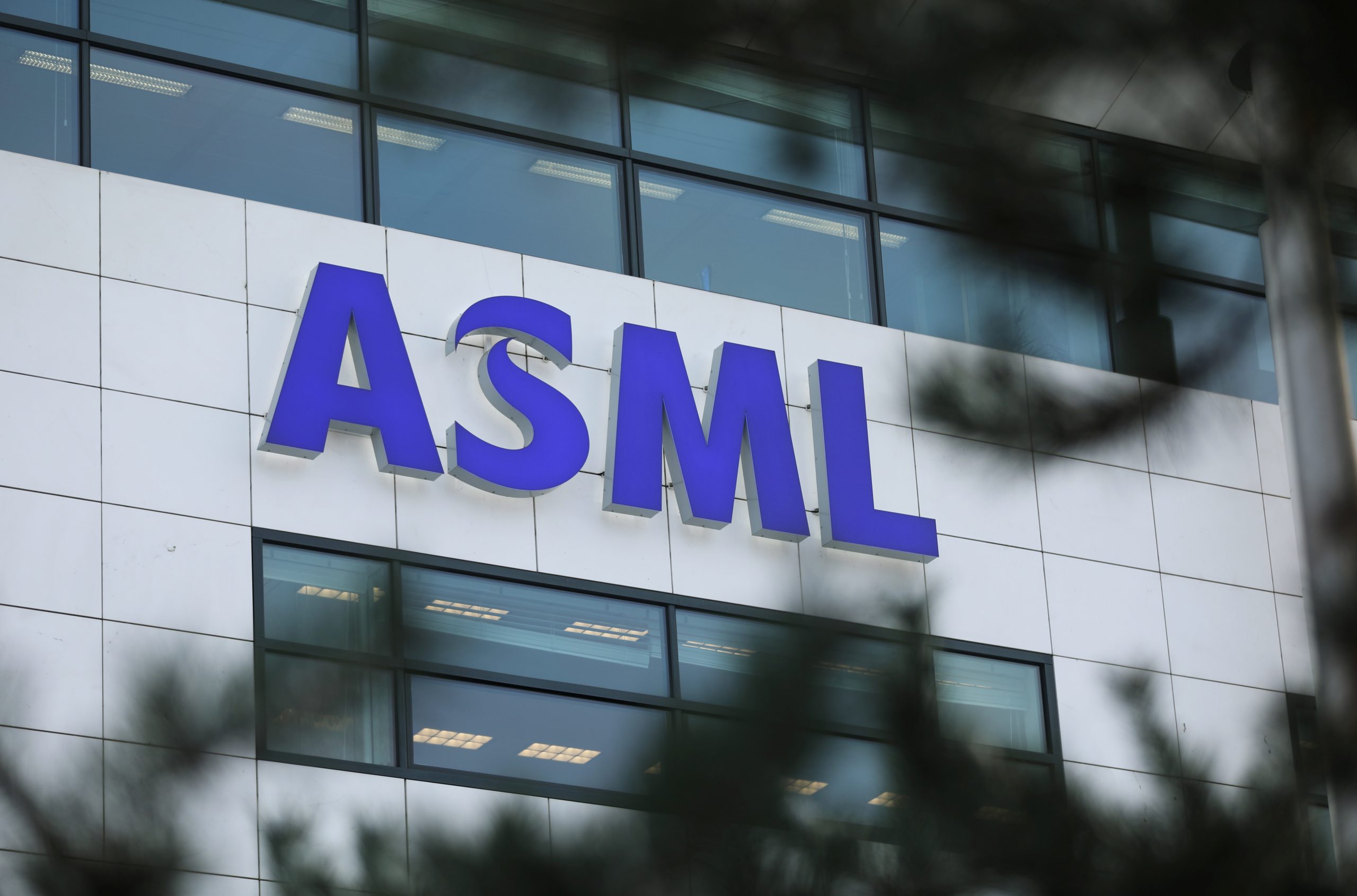 ASML rises on Samsung, SK chip expansion plans