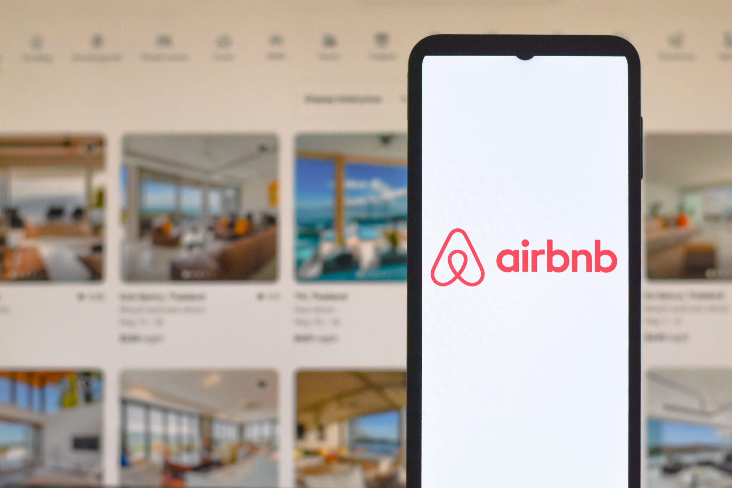 Airbnb tops Q2 estimates, forecasts strong Q3