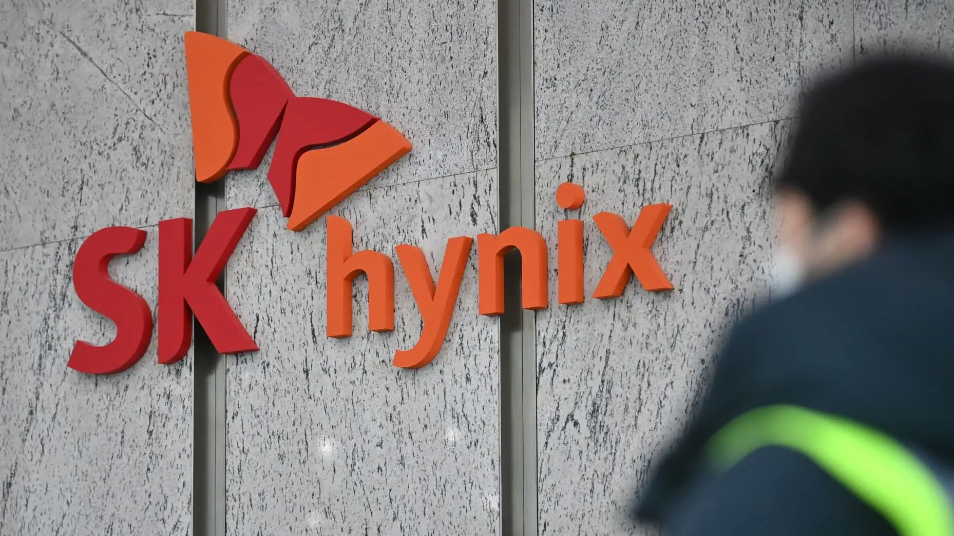 SK hynix first-half spending jumps 73% on AI demand