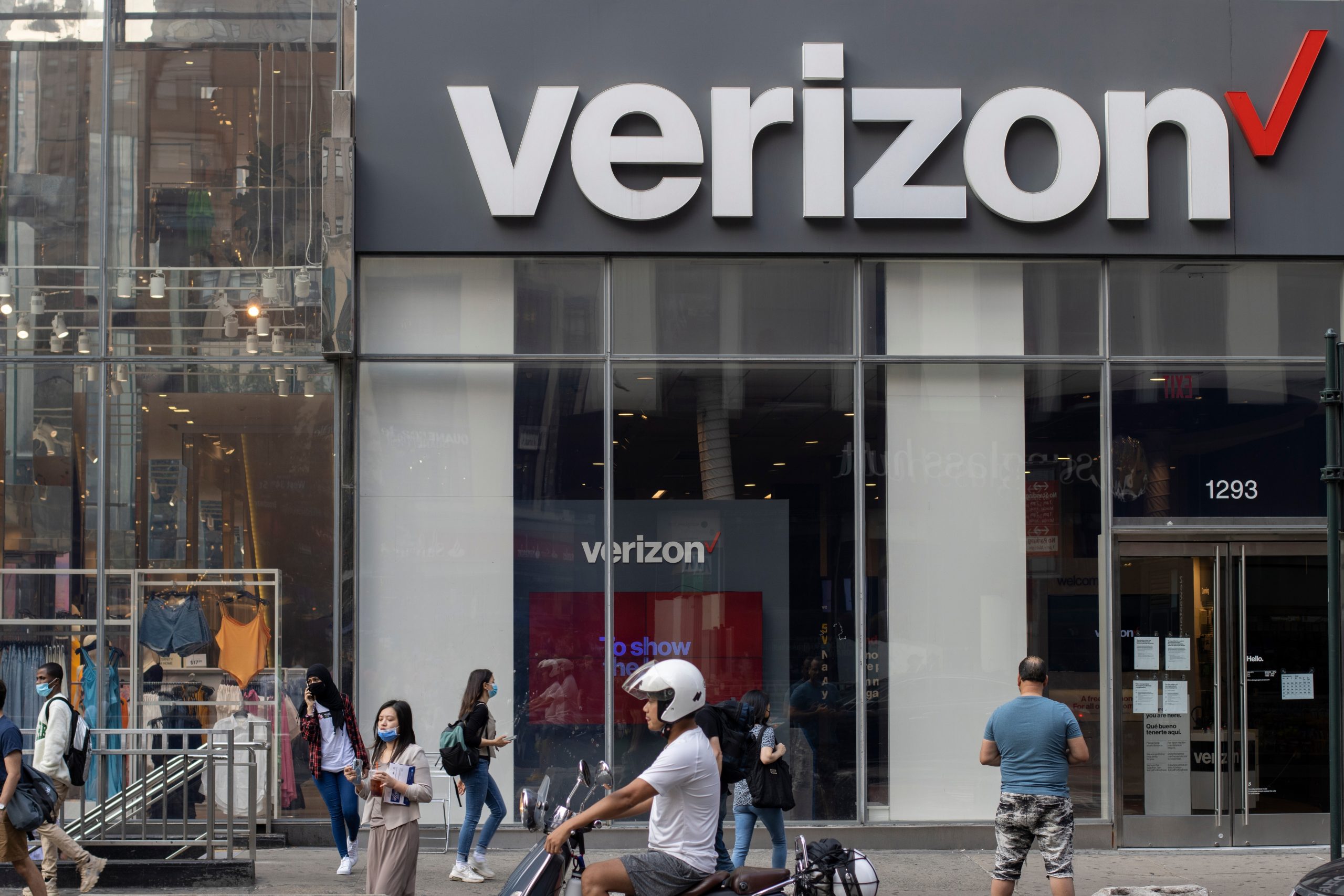Verizon signs multibillion-dollar Corning fiber deal